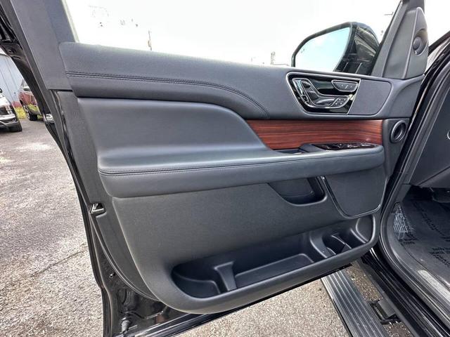 Photo of 2022 Infinite Black Metallic Clearcoat Lincoln Navigator