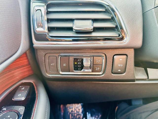 Photo of 2022 Infinite Black Metallic Clearcoat Lincoln Navigator