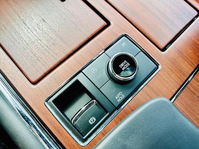 Photo of 2022 Infinite Black Metallic Clearcoat Lincoln Navigator