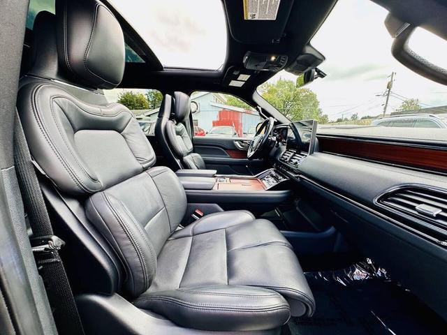 Photo of 2022 Infinite Black Metallic Clearcoat Lincoln Navigator