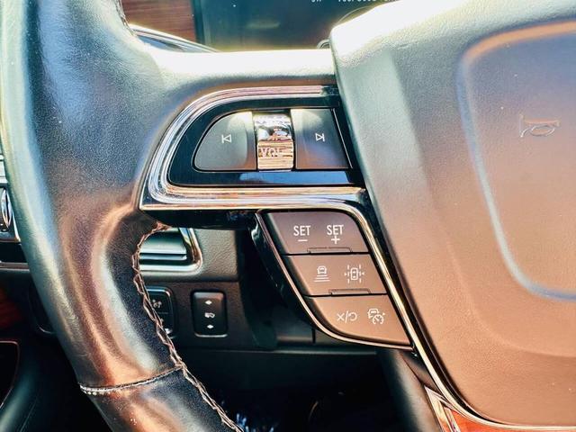 Photo of 2022 Infinite Black Metallic Clearcoat Lincoln Navigator