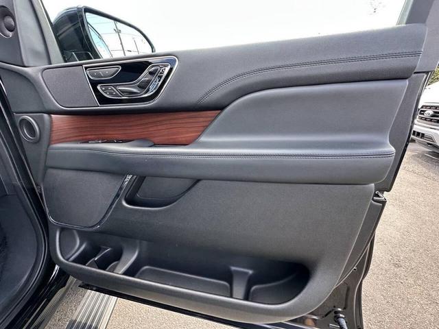 Photo of 2022 Infinite Black Metallic Clearcoat Lincoln Navigator