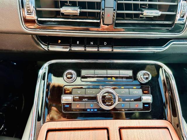 Photo of 2022 Infinite Black Metallic Clearcoat Lincoln Navigator