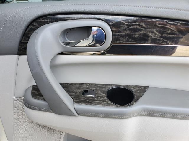 Photo of 2013 White Buick Enclave