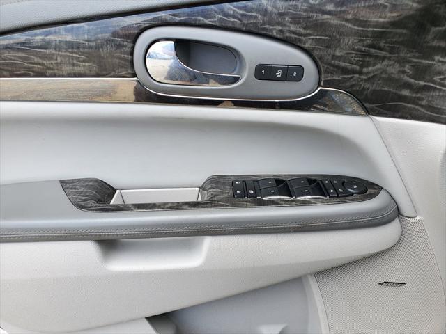 Photo of 2013 White Buick Enclave