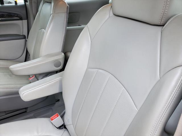 Photo of 2013 White Buick Enclave