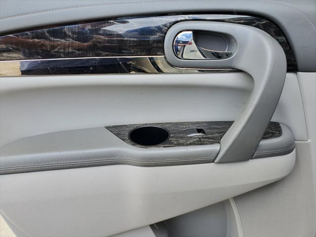 Photo of 2013 White Buick Enclave
