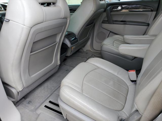 Photo of 2013 White Buick Enclave