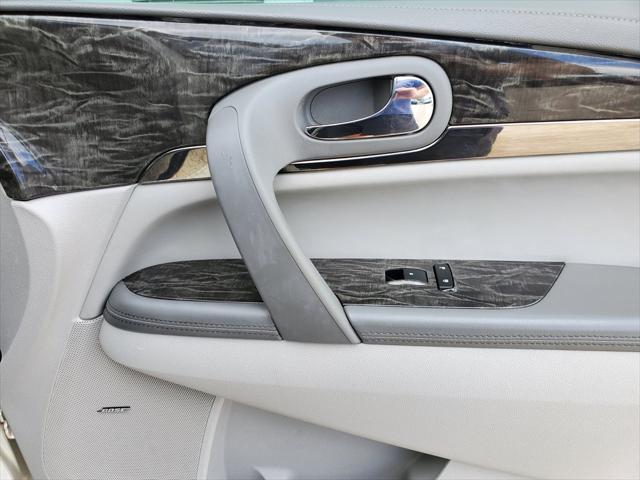 Photo of 2013 White Buick Enclave