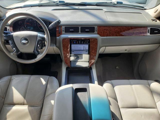 Photo of 2008 Silver Chevrolet Suburban