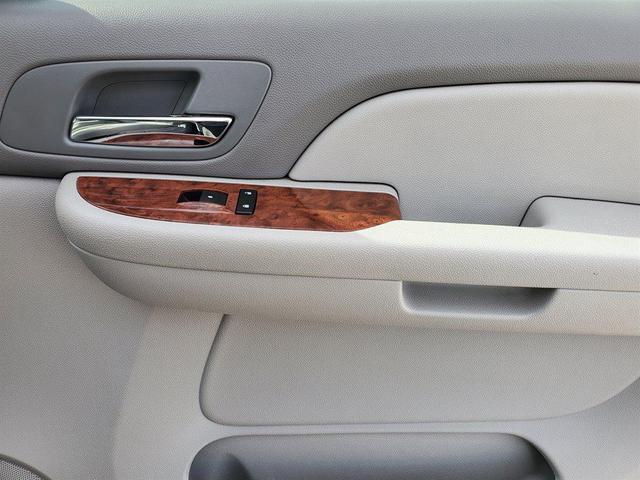 Photo of 2008 Silver Chevrolet Suburban
