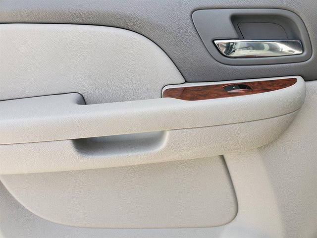 Photo of 2008 Silver Chevrolet Suburban