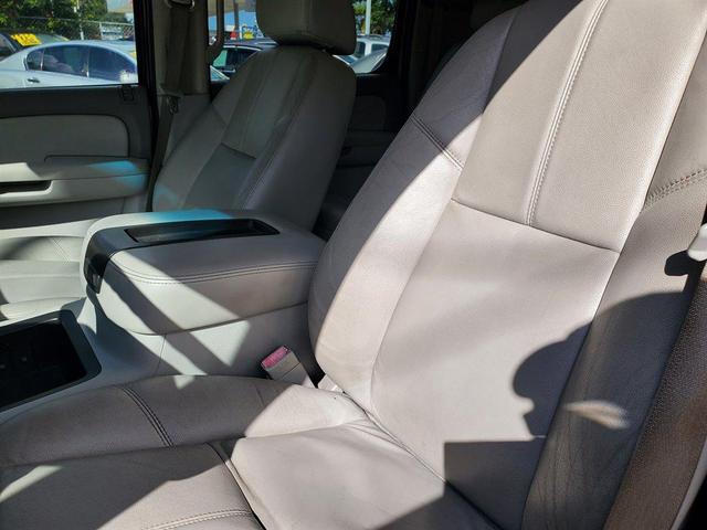 Photo of 2008 Silver Chevrolet Suburban