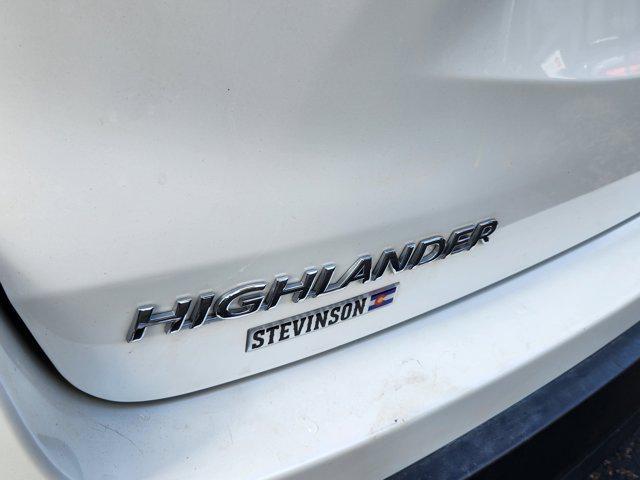 Photo of 2019 Blizzard Pearl Toyota Highlander