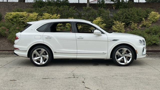 Photo of 2022 White Bentley Bentayga
