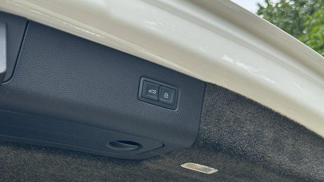 Photo of 2022 White Bentley Bentayga