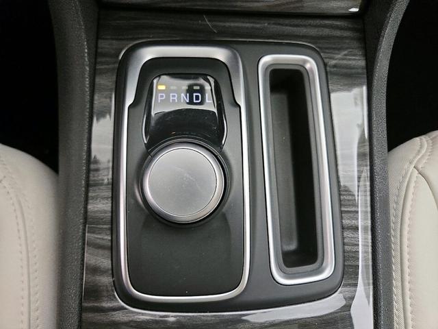 Photo of 2021 White Chrysler 300