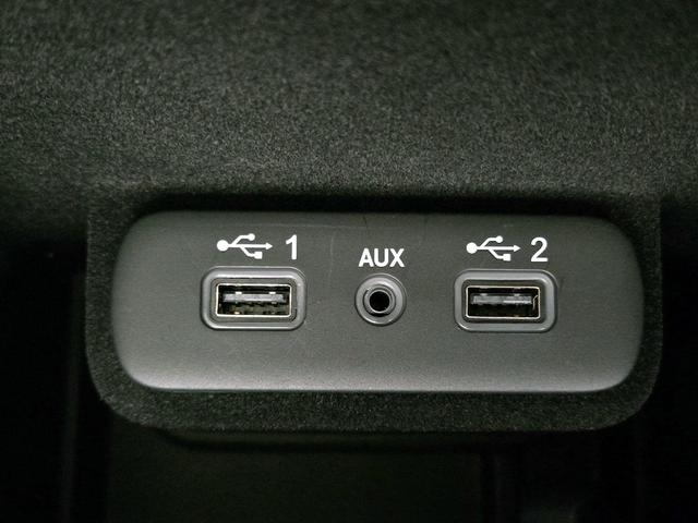 Photo of 2021 White Chrysler 300