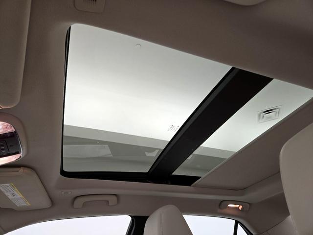 Photo of 2021 White Chrysler 300