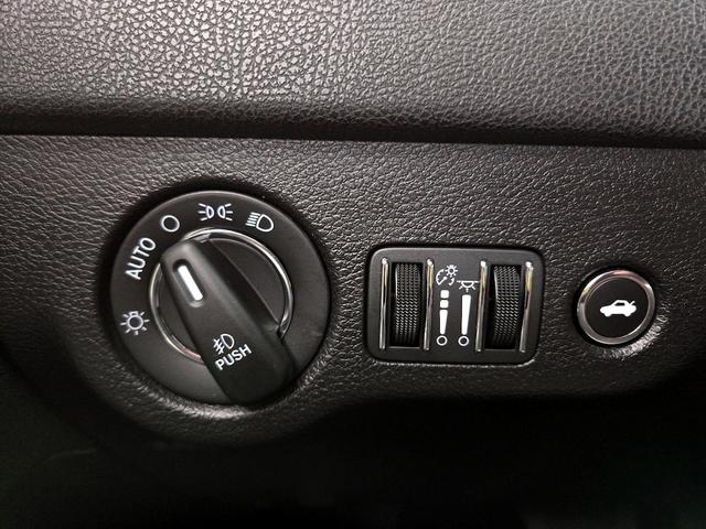 Photo of 2021 White Chrysler 300