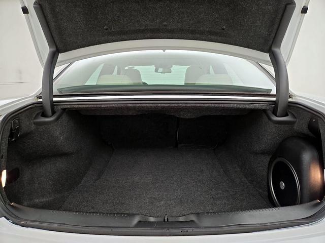 Photo of 2021 White Chrysler 300