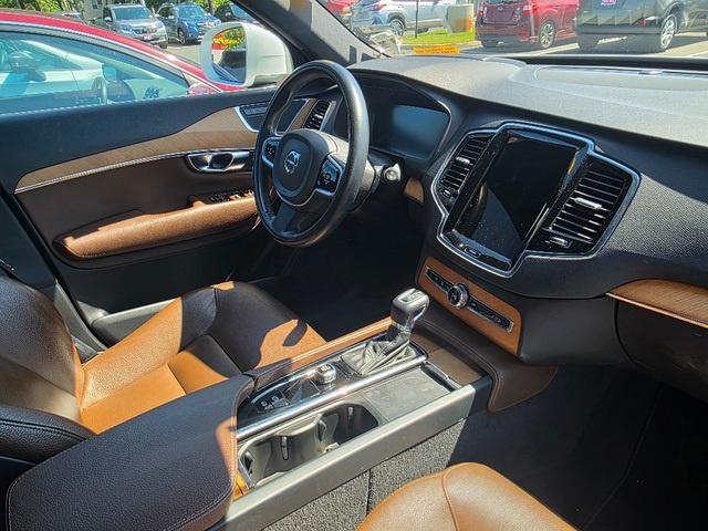 Photo of 2022 Crystal White Metallic Volvo XC90