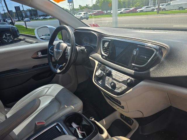 Photo of 2017 White Chrysler Pacifica