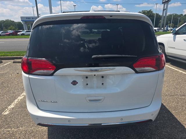 Photo of 2017 White Chrysler Pacifica