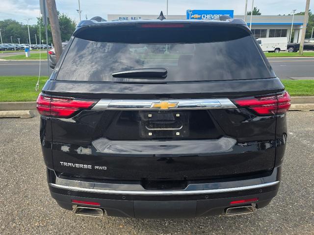 Photo of 2022 Mosaic Black Metallic Chevrolet Traverse