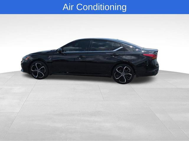 Photo of 2023 Super Black Clearcoat Nissan Altima