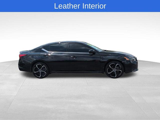 Photo of 2023 Super Black Clearcoat Nissan Altima
