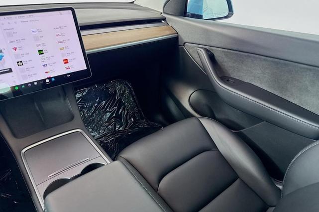 Photo of 2022 White / Blue Tesla Model Y