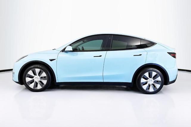Photo of 2022 White / Blue Tesla Model Y