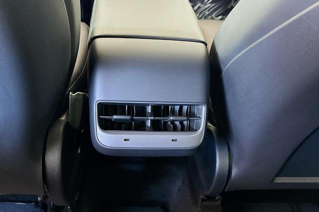 Photo of 2022 White / Blue Tesla Model Y