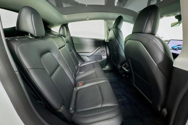 Photo of 2022 White / Blue Tesla Model Y