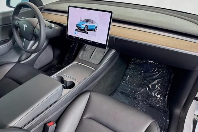 Photo of 2022 White / Blue Tesla Model Y