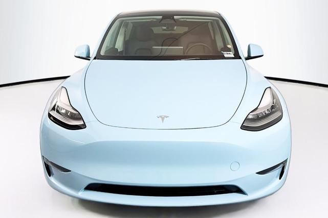 Photo of 2022 White / Blue Tesla Model Y