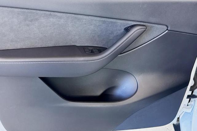 Photo of 2022 White / Blue Tesla Model Y