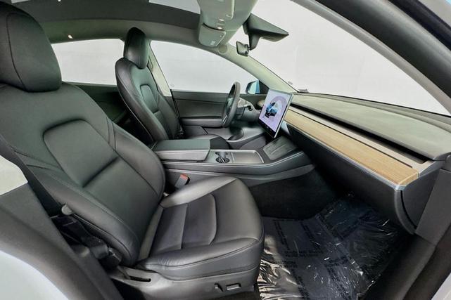 Photo of 2022 White / Blue Tesla Model Y