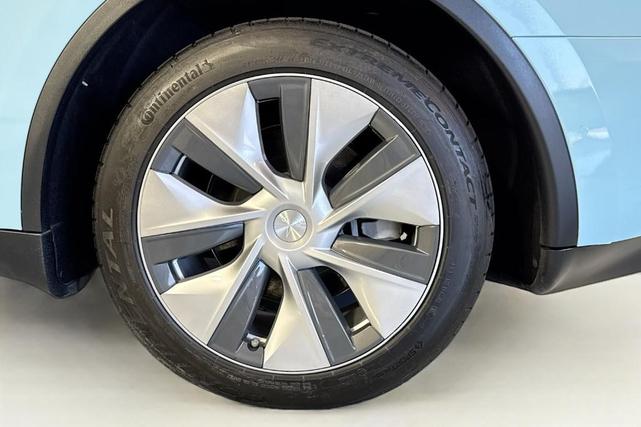 Photo of 2022 White / Blue Tesla Model Y