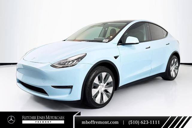Photo of 2022 White / Blue Tesla Model Y