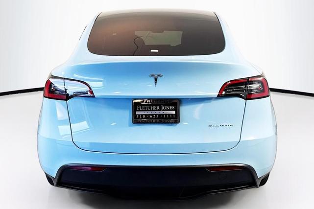 Photo of 2022 White / Blue Tesla Model Y