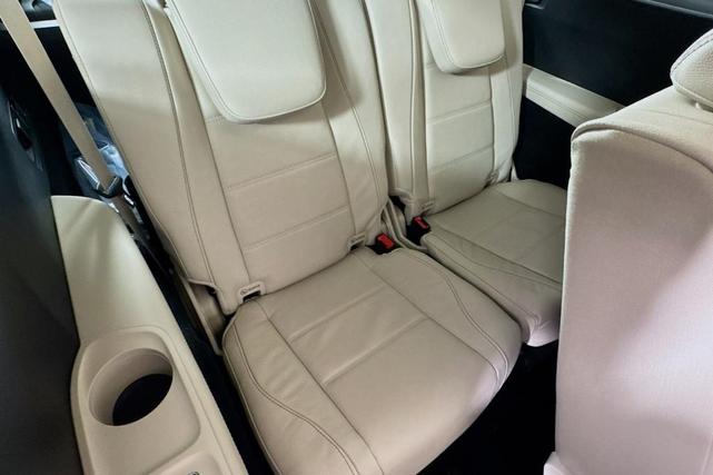 Photo of 2025 MANUFAKTUR Moonlight White Metallic Mercedes-Benz GLS 450