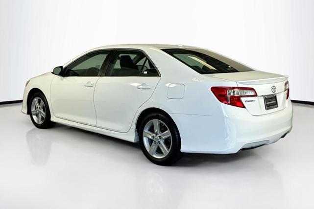 Photo of 2014 White Toyota Camry