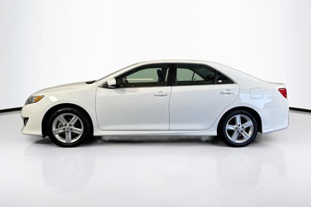Photo of 2014 White Toyota Camry