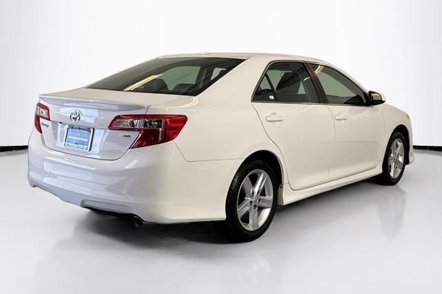 Photo of 2014 White Toyota Camry