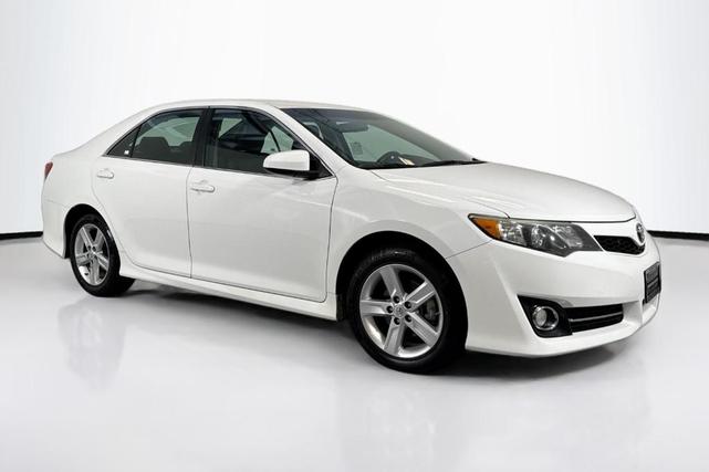 Photo of 2014 White Toyota Camry