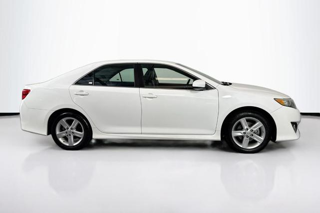 Photo of 2014 White Toyota Camry