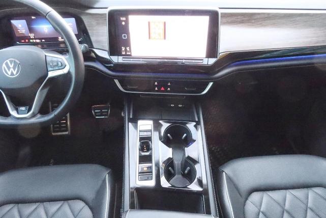 Photo of 2024 Silver Bird Metallic Volkswagen Atlas