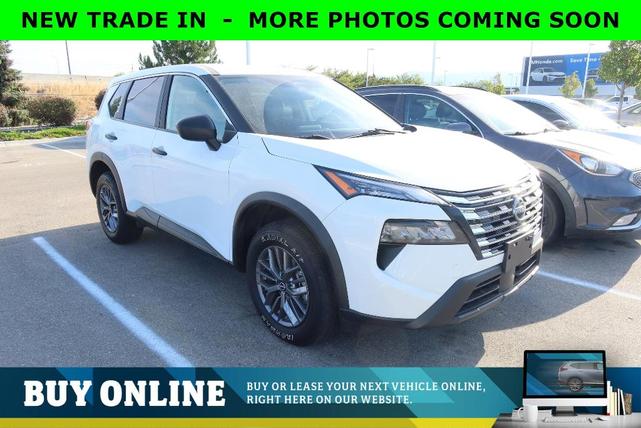 Photo of 2024 Glacier White Nissan Rogue